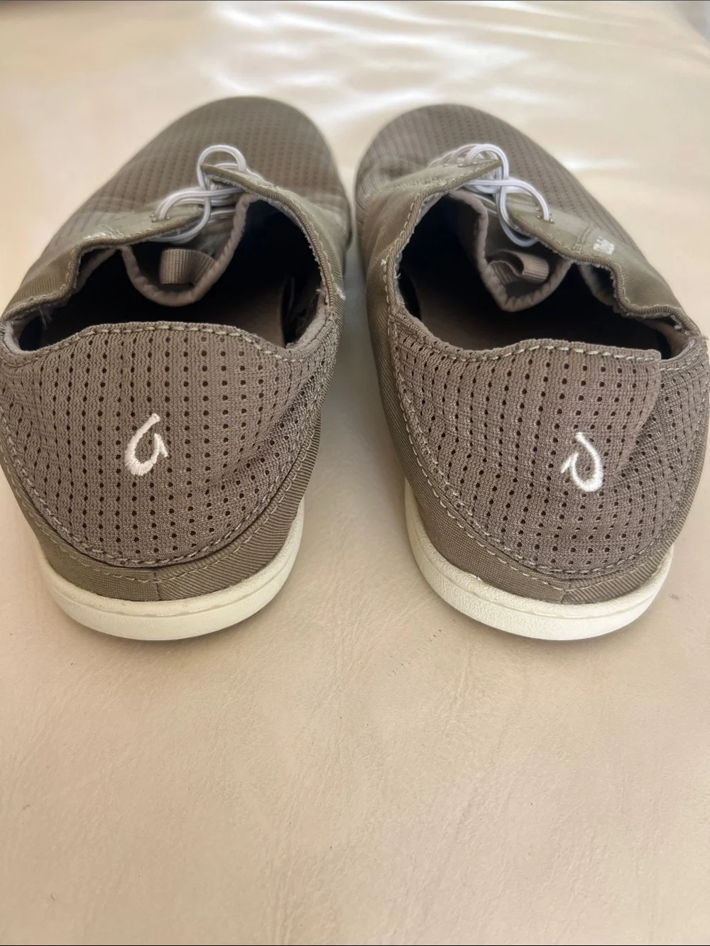OluKai Men's Nohea Moku Sz 8 Casual slip on sneakers. Drop in Heel,Quick drying.